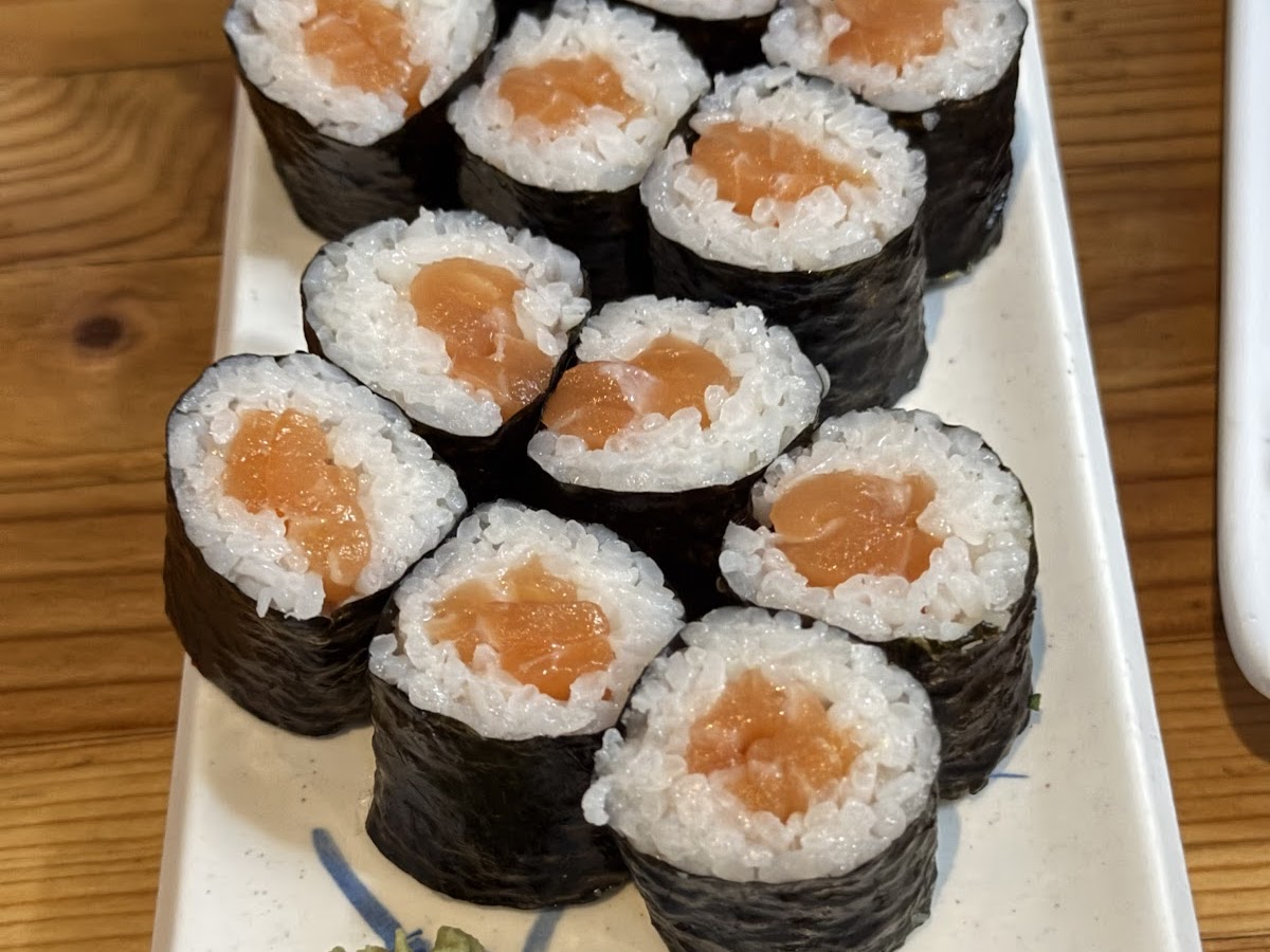 Salmon maki rolls